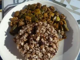 Courgette au gingembre, au curcuma, au miso et aux raisins