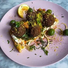 falafels accompagnés de jaune d'oeuf séché