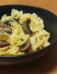Farfalle aux champignons et sauce soja