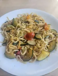 Nouilles sautées maison aux légumes croquants, léger et rapide