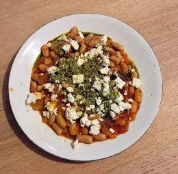 Poêlée de haricots blancs à la tomate et feta – Recette saine, rapide et gourmande diner ou déjeuner