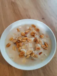 Porridge banane et cacahuète rapide pour petit-déjeuner ou collation