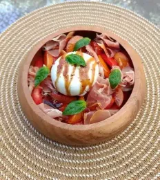 Salade pêche burrata