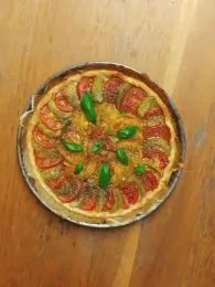 Tarte à la tomate et aux oignons